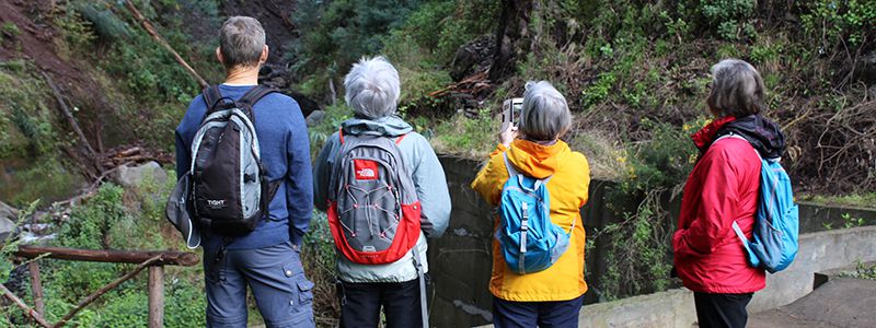 Vandrare som beundrar naturen längs levadorna på Madeira.